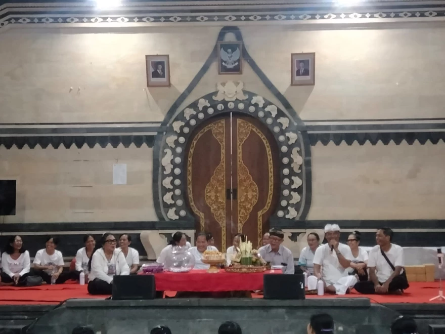 Perbekel Pangkung Karung Menghadiri HUT Yoga Ketawa Desa Adat Serongga