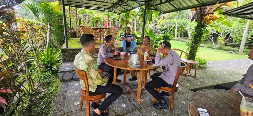 Perbekel Pangkung Karung dan Kapolsek Kerambitan Sinergi Jaga Keamanan Desa Jelang Tahun Baru